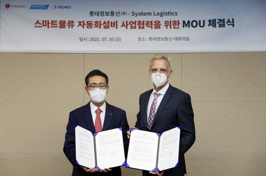 노준형(왼쪽) 롯데정보통신 대표와 토마스 거슬(Thomas Gerstl) 시스템로지스틱스 부사장이 제휴를 맺고 기념촬영을 하고 있다. 롯데정보통신 제공